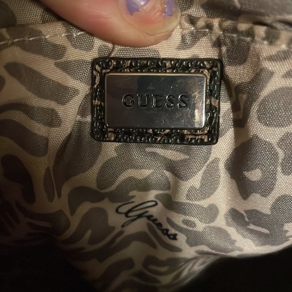 Guess purse like new condition! Lots of compartments. Shoulder strap adjustable - Picture 3 of 5